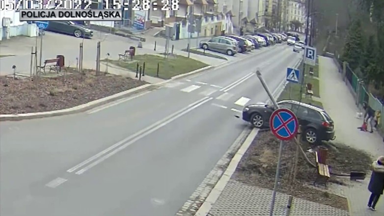 Jeden ściął latarnię, drugi probował ją rozkraść