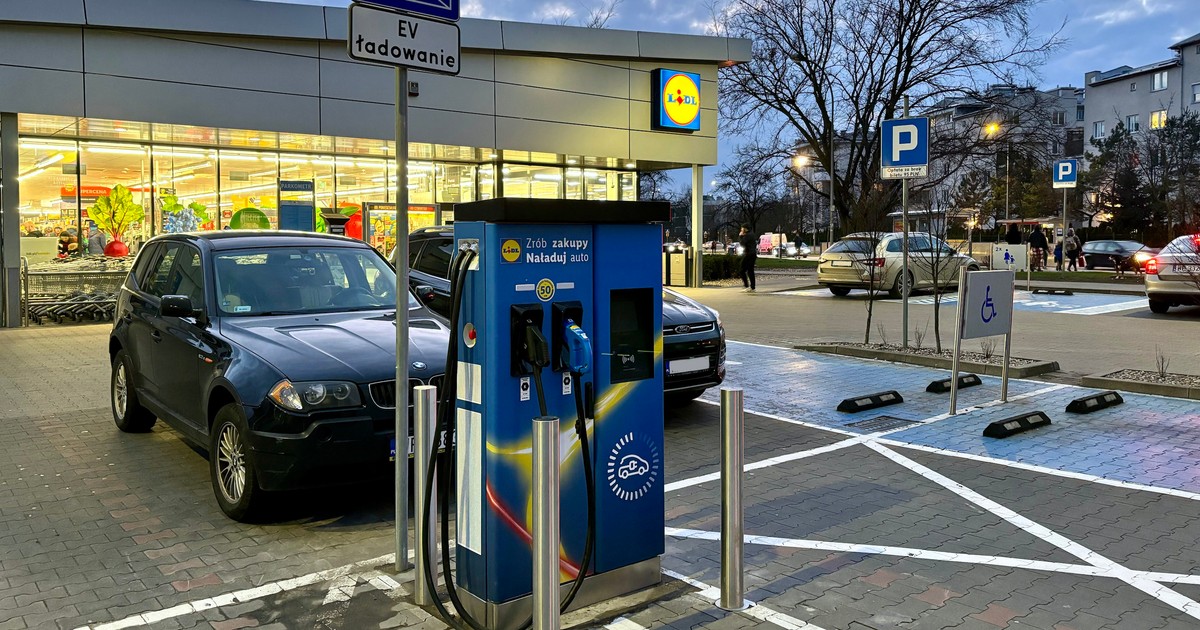 Nowa ładowarka przy Lidlu w Warszawie