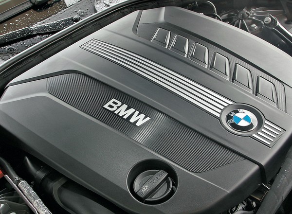 BMW idzie pod prąd – nie zamierza rezygnować z silników spalinowych