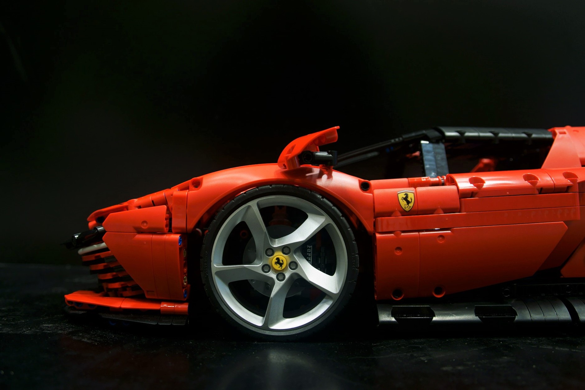 Ferrari Daytona SP3 w skali 1:8 z klocków LEGO