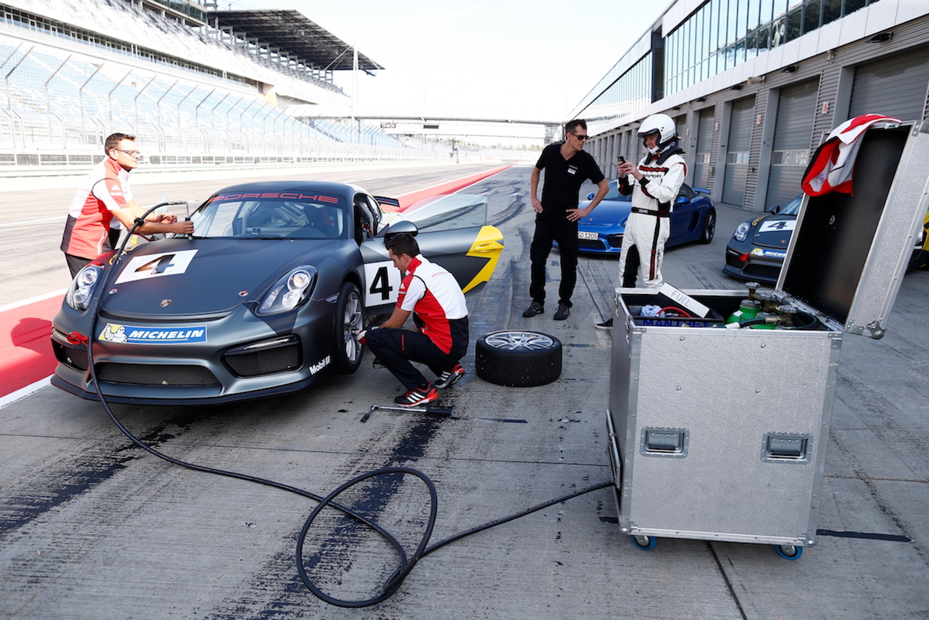 Porsche Cayman GT4 w trzech wariantach