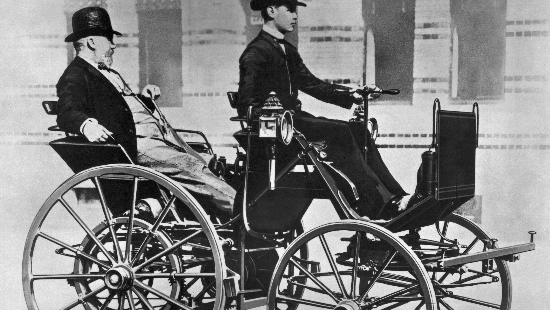Gottlieb Daimler (z tyłu) w swoim automobilu