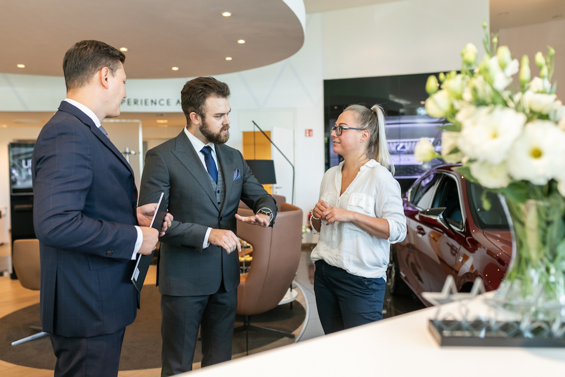 Wielki Test Salonów – Lexus