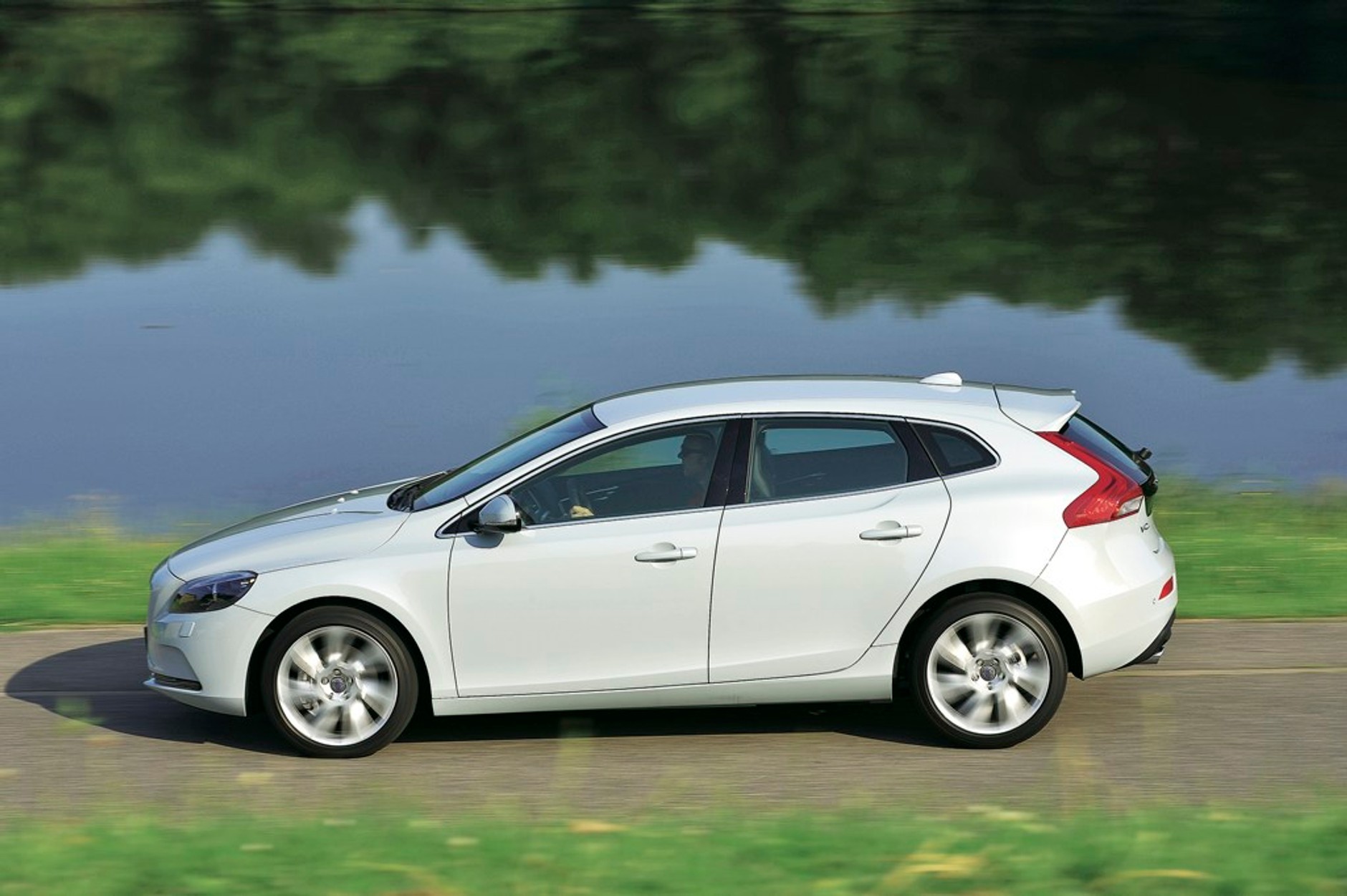 Volvo V40 D4 z boku