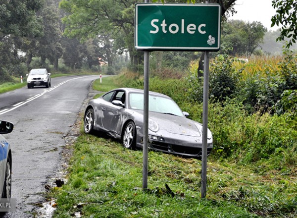 Porsche znalezione w rowie w Stolcu. Policja szuka świadków