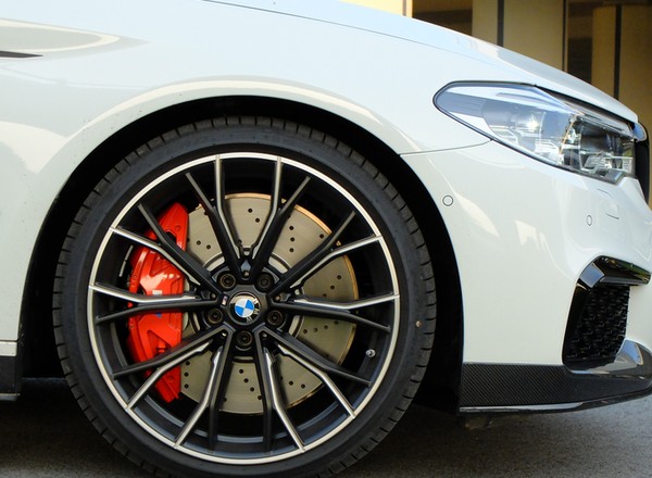 BMW M550i xDrive - byle do granicy! | TEST