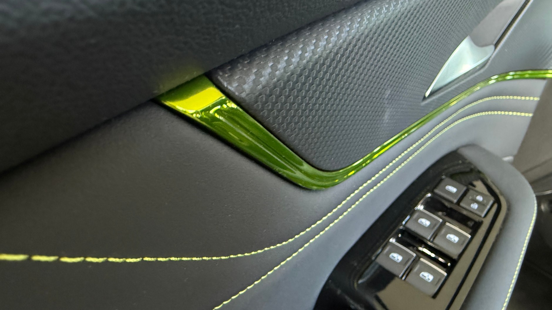 Ten egzemplarz Forthinga T-Five ma specyficzną kolorystykę, kolejne egzemplarze mają być bardziej stonowane