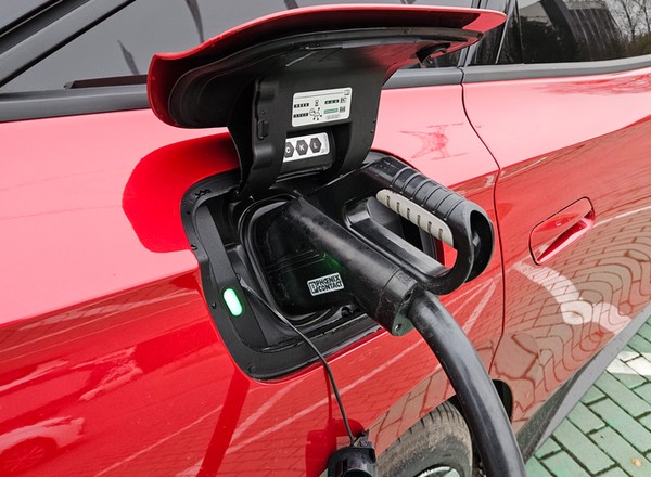 Ile kosztuje ładowanie auta elektrycznego? Gigantyczne różnice u operatorów