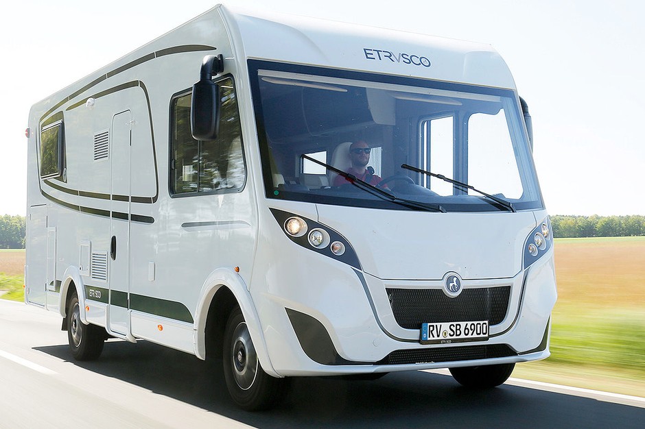 Porównanie czterech rodzajów kamperów (Etrusco I 6900 S)