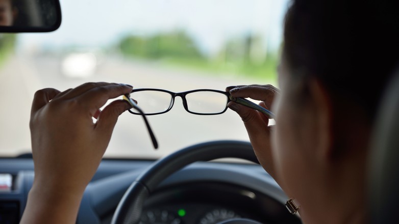 Stosowanie odpowiedniej korekcji w przypadku wady wzroku to obowiązek kierowców