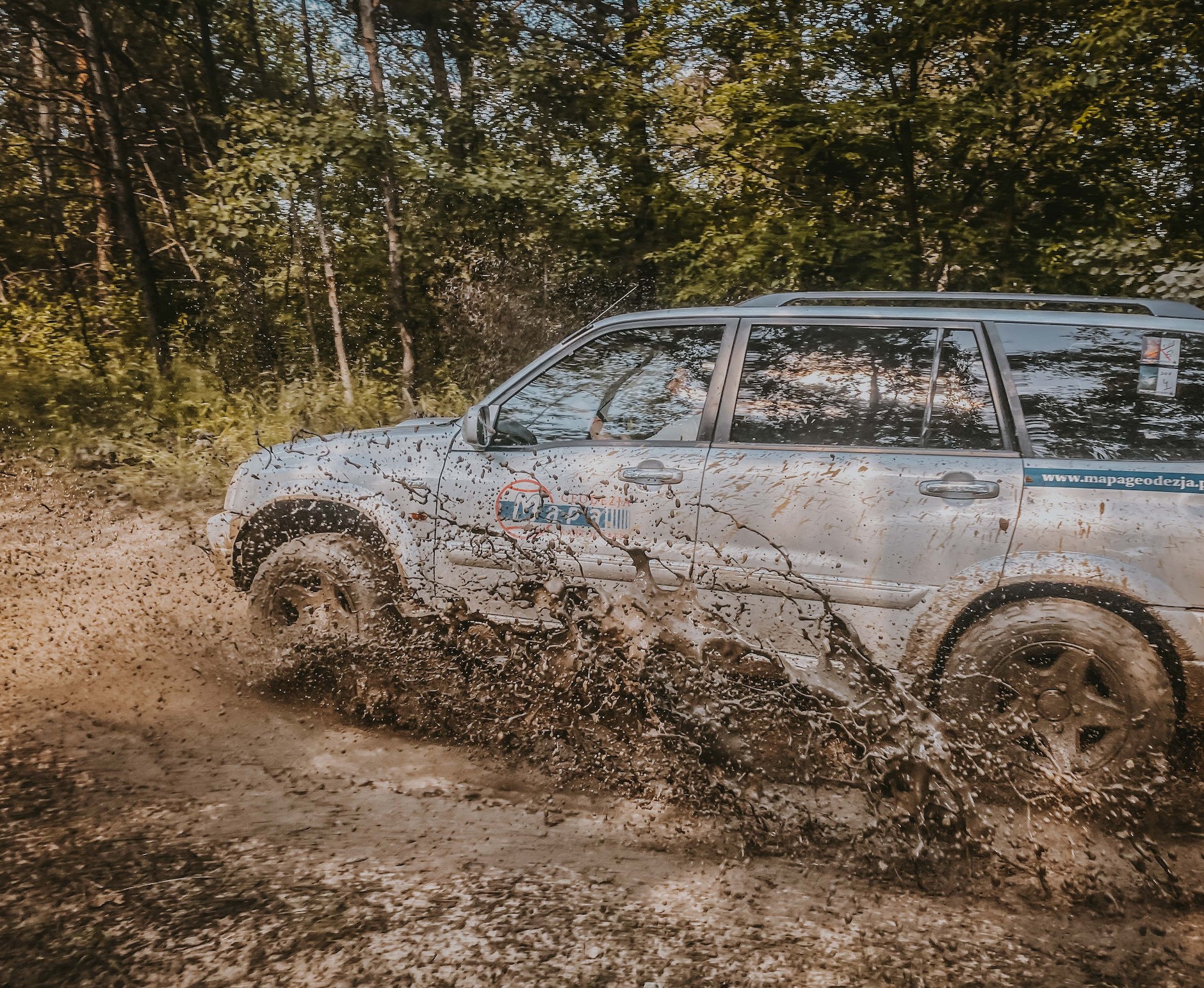 Suzuki w terenie podczas rajdu