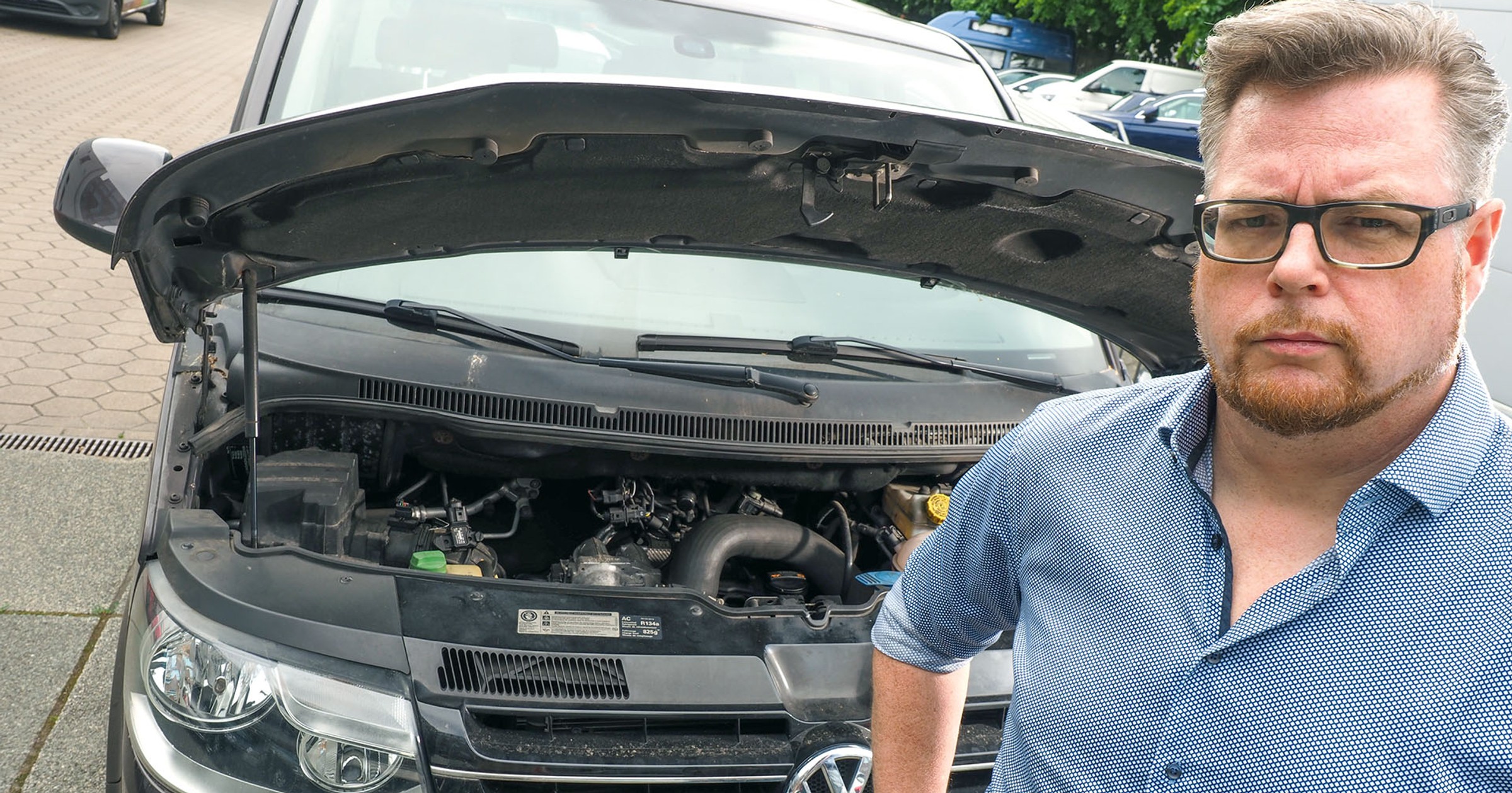 Rozgoryczony właściciel przy swoim Volkswagenie T5 z silnikiem 2.0 TDI CFCA