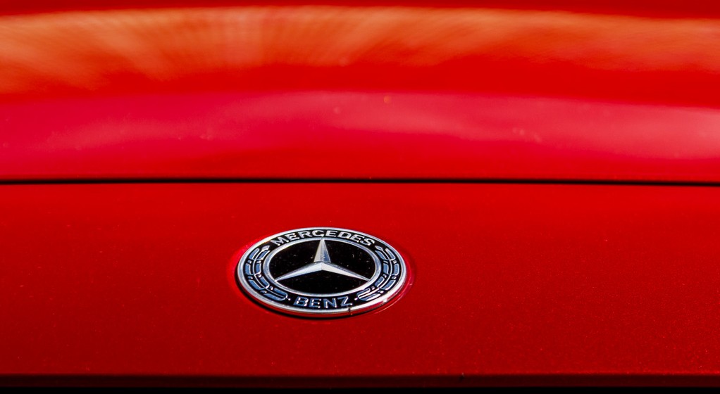 Na masce znaczek Mercedesa, a co pod maską? Można się zdziwić!