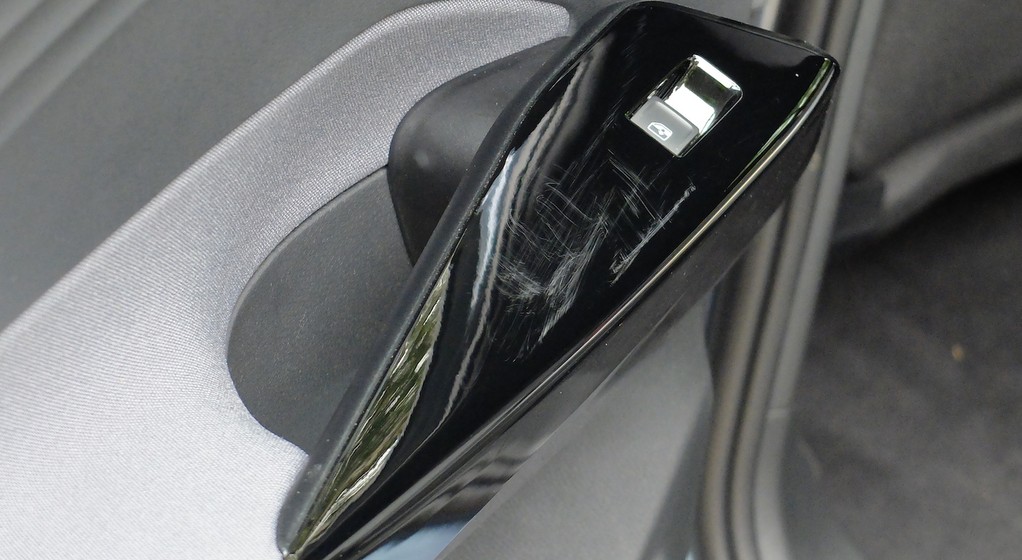 Czarne elementy wykończenia w rodzaju „piano black” rysują się niemal „od patrzenia”