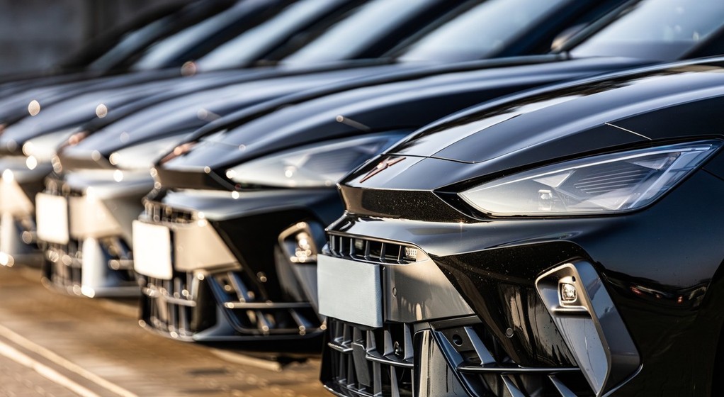 Cupry Leon VZ Sportstourer nieoznakowanymi radiowozami policji