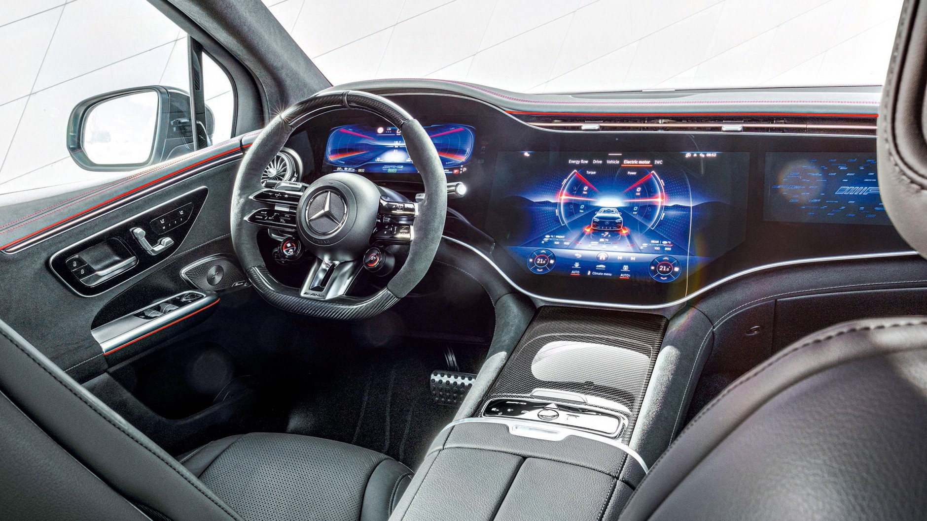 Hyperscreen Mercedesa EQE SUV-a: za szybą o 1,41-metrowej szerokości znajdują się trzy wyświetlacze. Obsługa została ponownie zoptymalizowana, sterowanie głosowe działa bezproblemowo