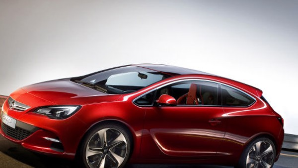 Opel Astra GTC: rzeźba na kołach w Paryżu
