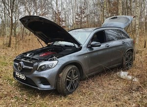 W lesie stał Mercedes z otwartymi drzwiami, maską i klapą bagażnika
