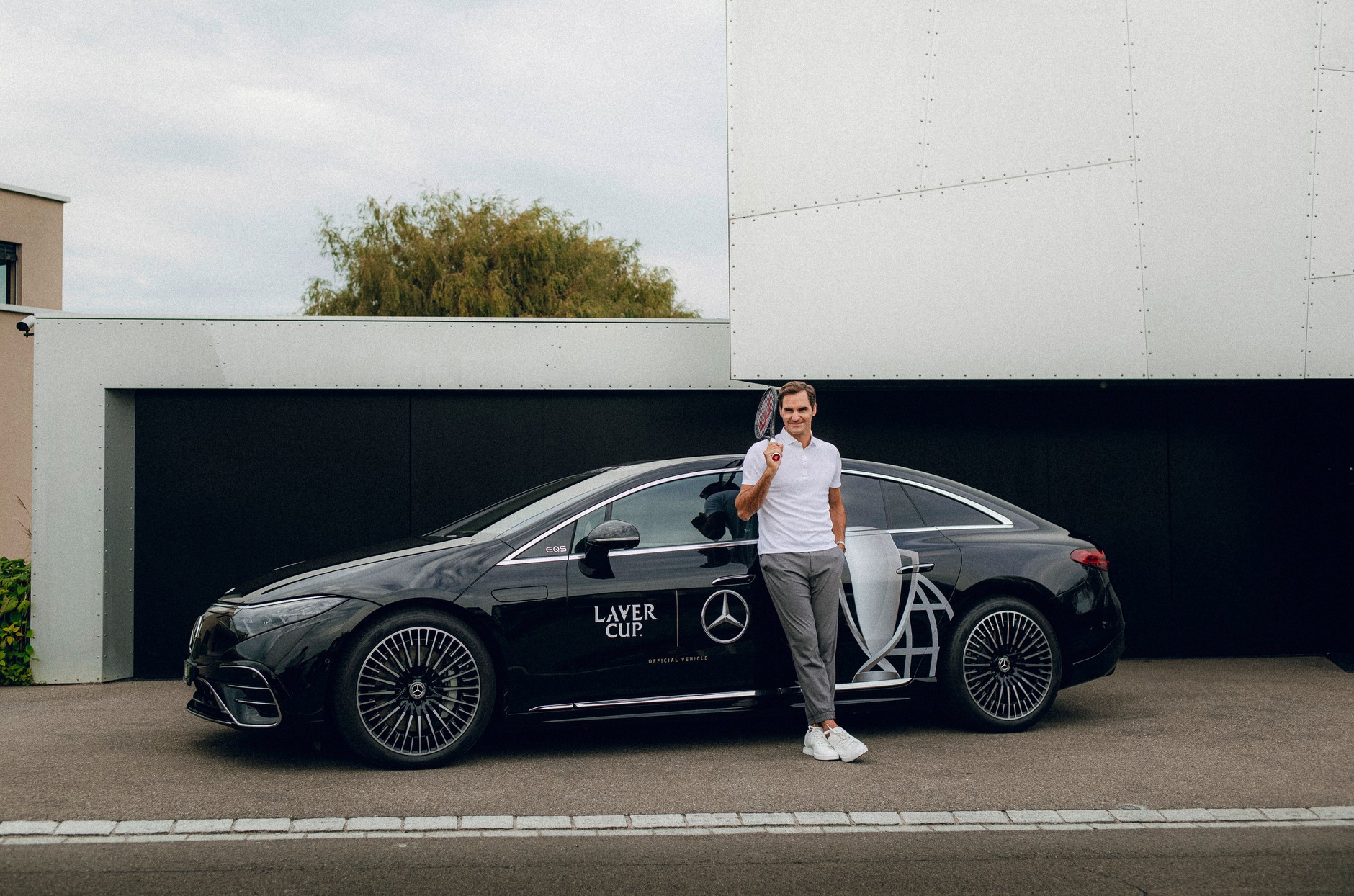 Mercedes EQS i Roger Federer