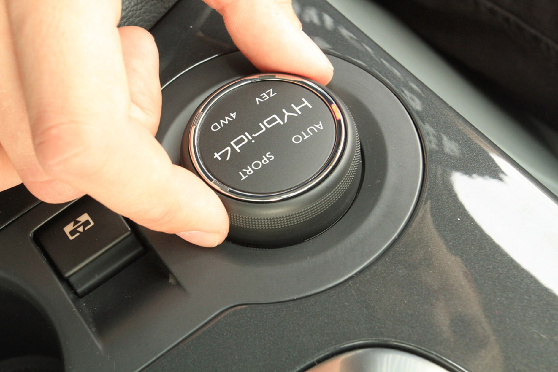 Peugeot 3008 HYbrid4: hybryda dla rozrzutnych ekologów