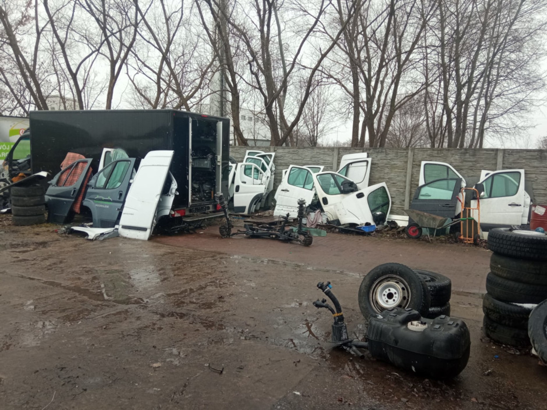 Grupa "Kobra" zlikwidowała "dziuplę". Części leżały prawie jak na półkach w sklepie