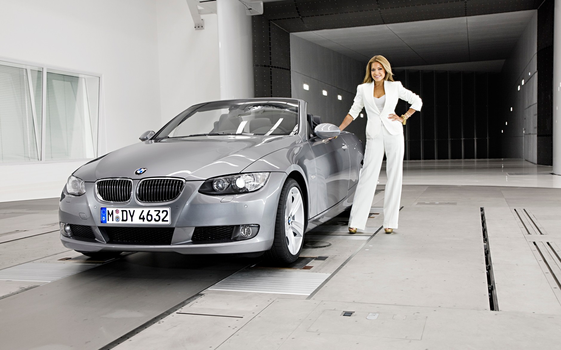 Blondyna w BMW