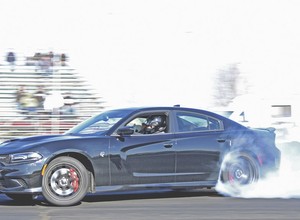 717 KM robi dym! Dodge Charger SRT Hellcat