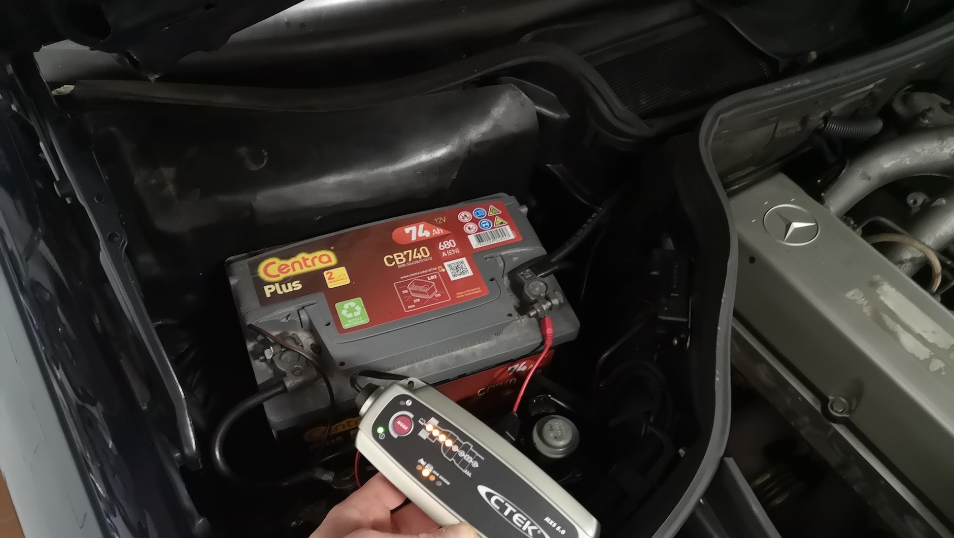 Jeśli auto mało jeździ, akumulator warto co jakiś czas doładować albo na stałe podłączyć do niego prostownik z opcją „podtrzymywania”