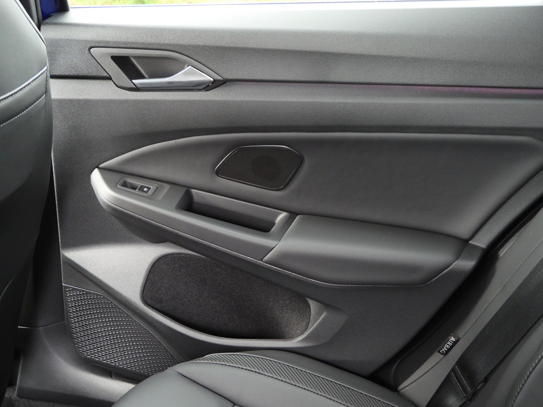 ... w kompakcie za ponad 200 tys. złotych, pasażerowie jadący z tyłu zasługują na ładniejsze materiały. 