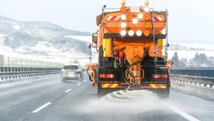 Wypadek piaskarki na autostradzie A4. Na nagraniu widać poślizg i uderzenie