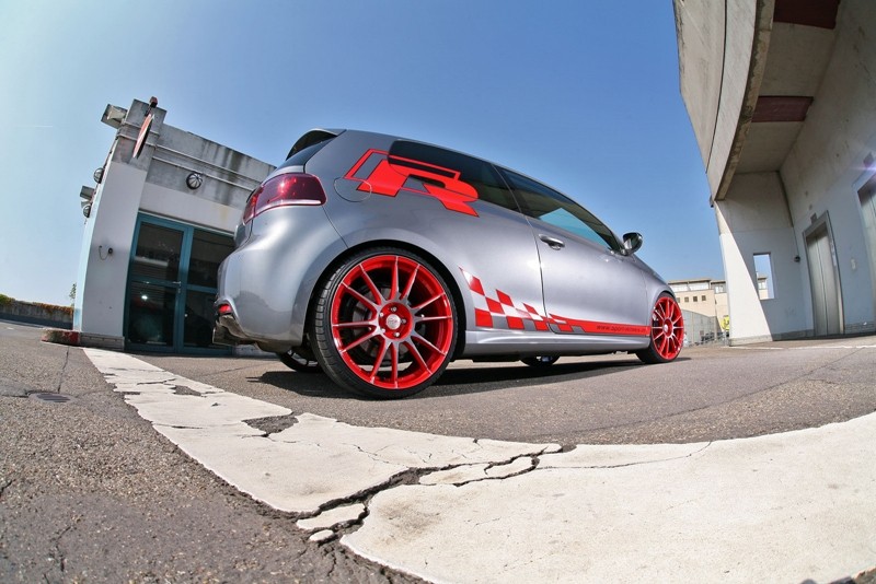 Volkswagen Golf R ma teraz 330 KM i naklejki