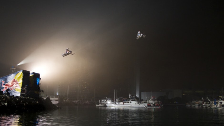 "Red Bull - New Year. No Limits": tandemowy skok w Nowy Rok
