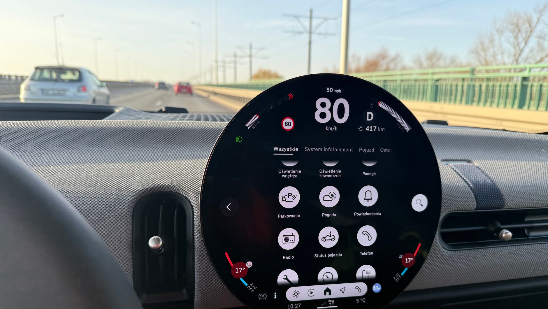 Mini Cooper S: w menu interfejsu użytkownika jest wiele aplikacji służących do korzystania z różnych funkcji pojazdu