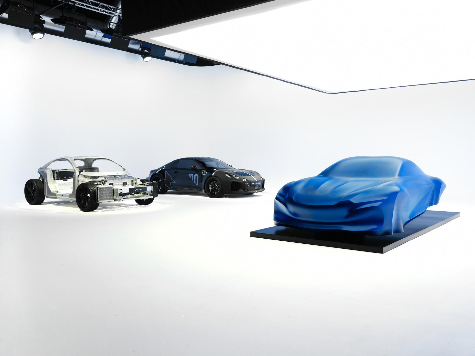 Rzeźba Alpine A110, a w tle prototypy A110 Future