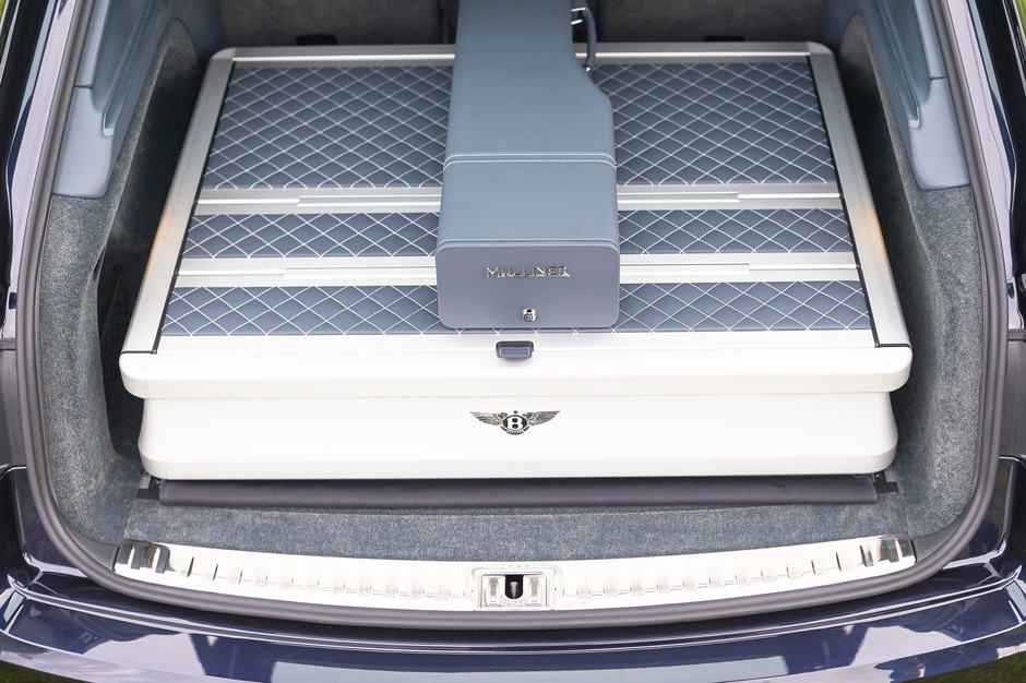 Specjalna zabudowa kryje wysuwane szuflady, by łatwiej dostać się do zawartości. Bentley Bentayga Mulliner