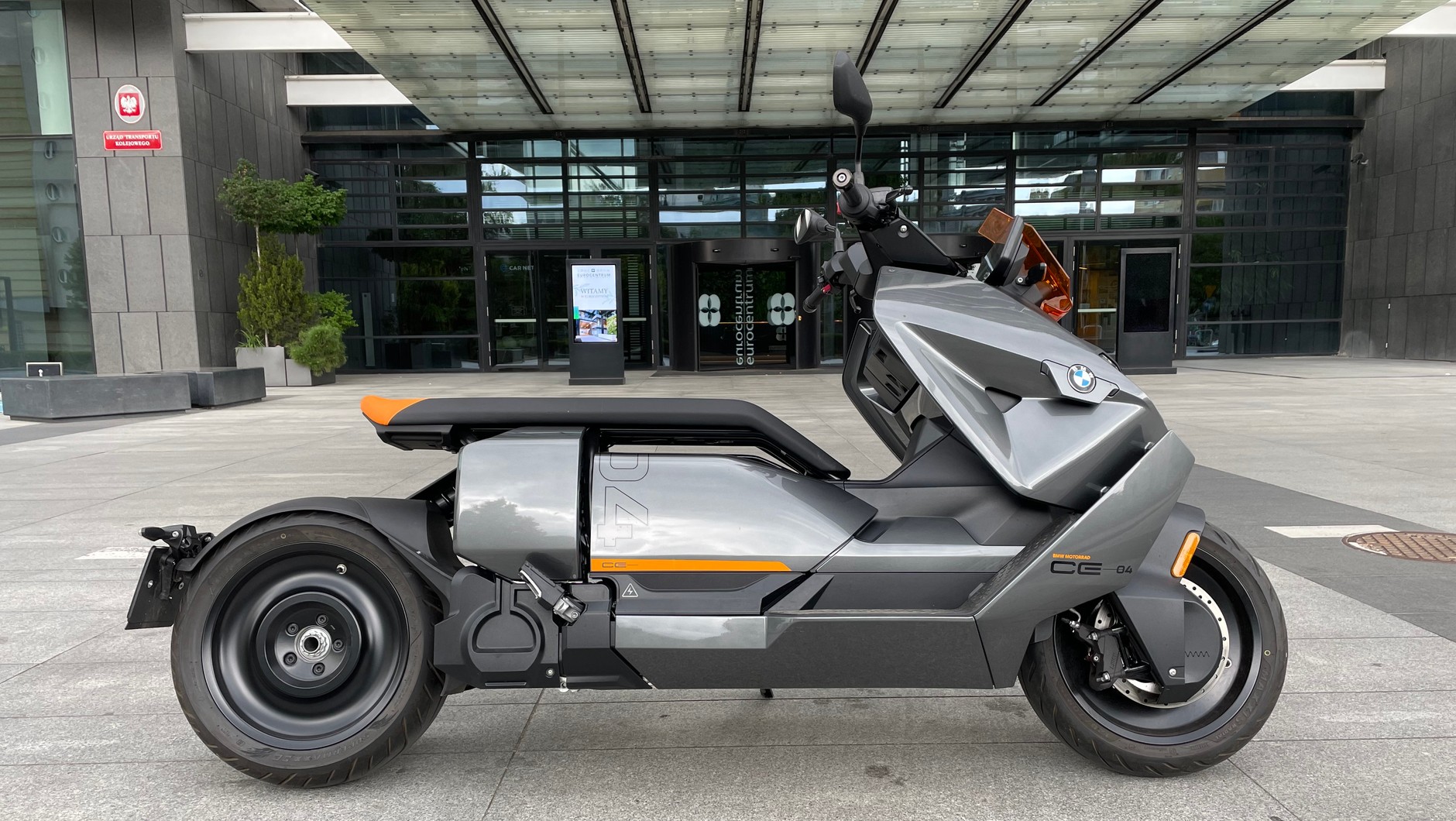 Elektryczny czy "normalny"? Sprawdziłem skutery BMW C 400 X i BMW CE 04