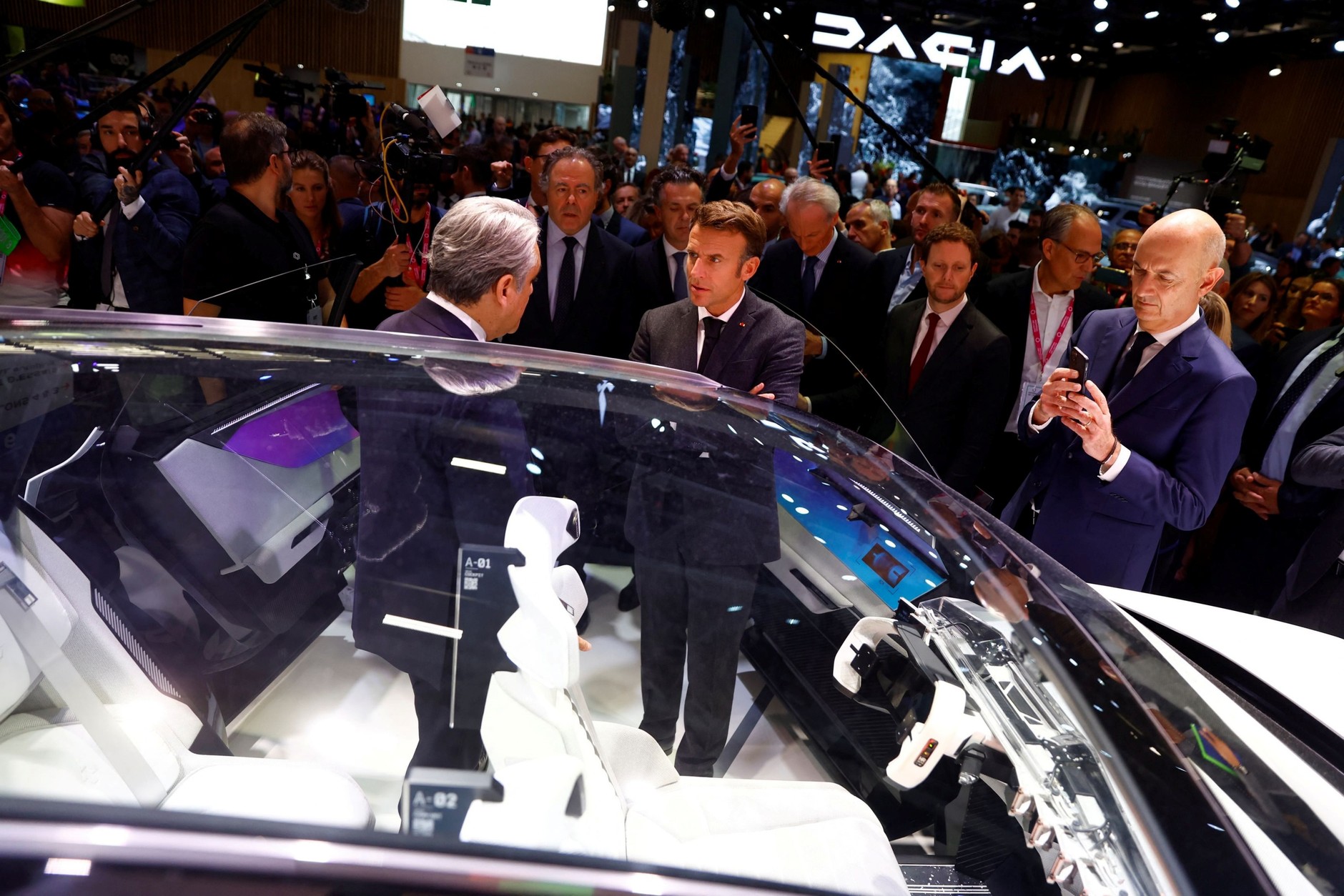 Salon samochodowy w Paryżu 2022: prezydent Francji Emmanuel Macron na stoisku Renault