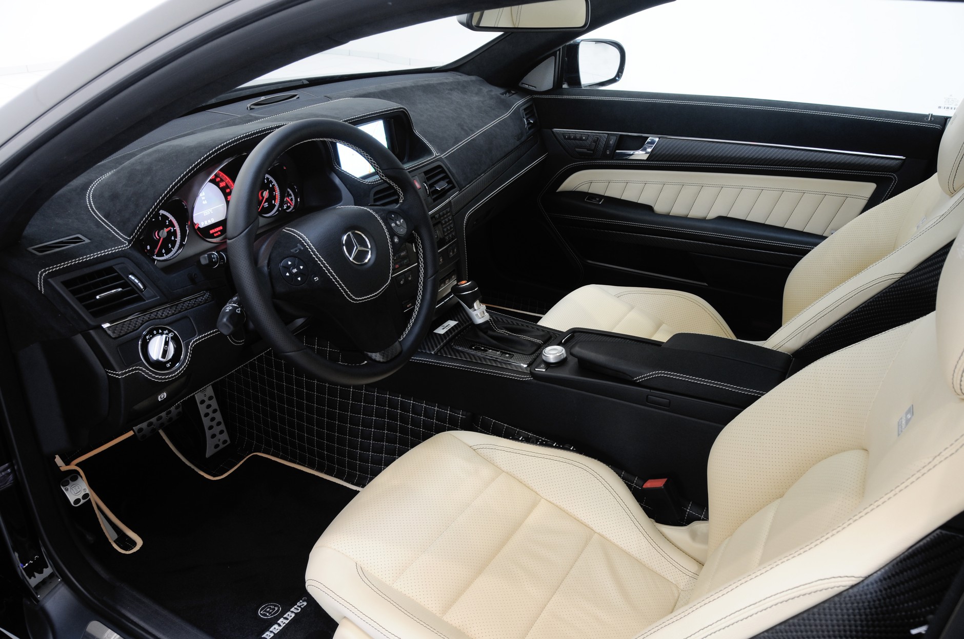 Genewa 2010: Brabus E V12 Coupe osiąga 370 km/h