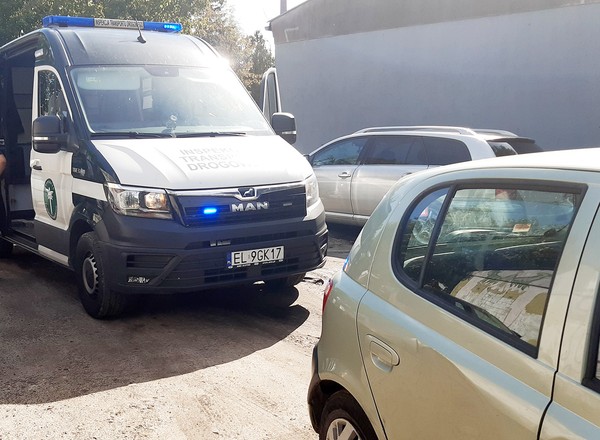 Przenieśli imprezę do poobijanego auta. Mieli pecha, bo obserwował ich patrol ITD