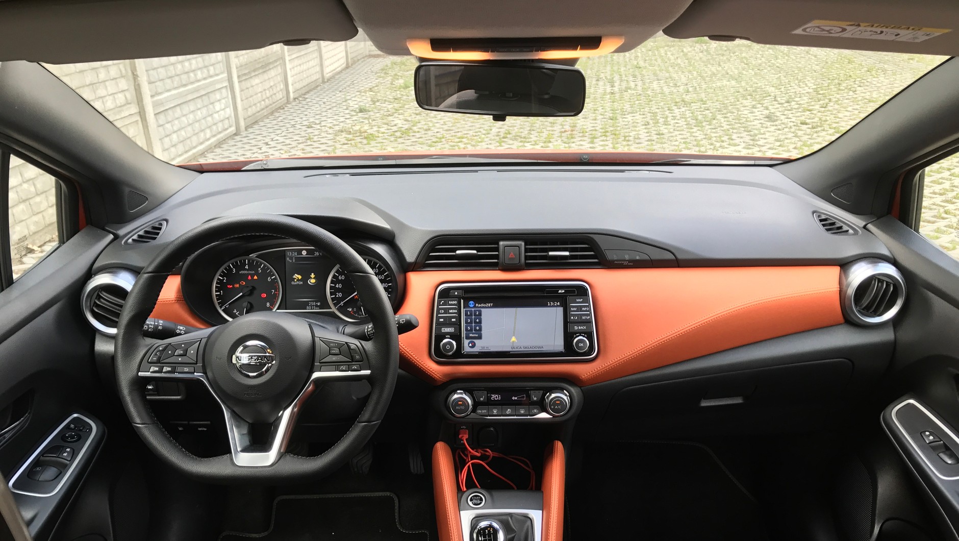 Na jakość materiałów z przodu trudno narzekać. Nissan Micra