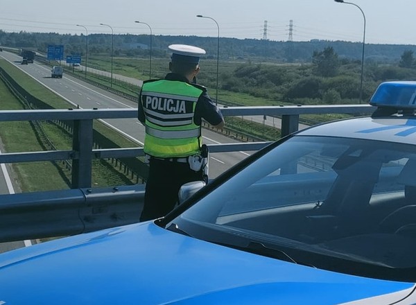 Weekend się nie zaczął, a kierowcy już tracą prawo jazdy za znakiem D-42