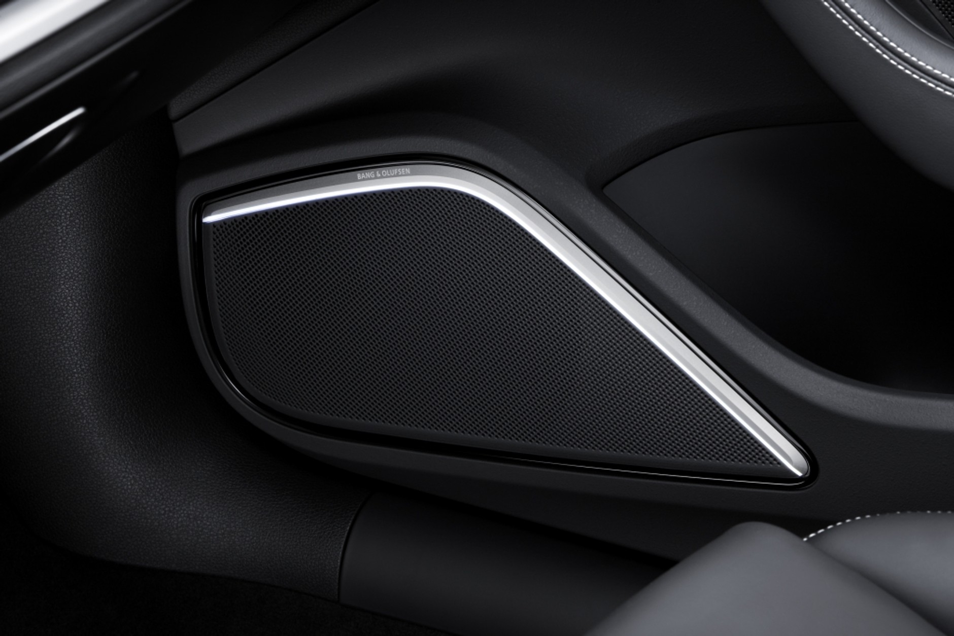 Wzdłuż maskownic głośników w Audi A3 poprowadzono taśmy z diodami LED.