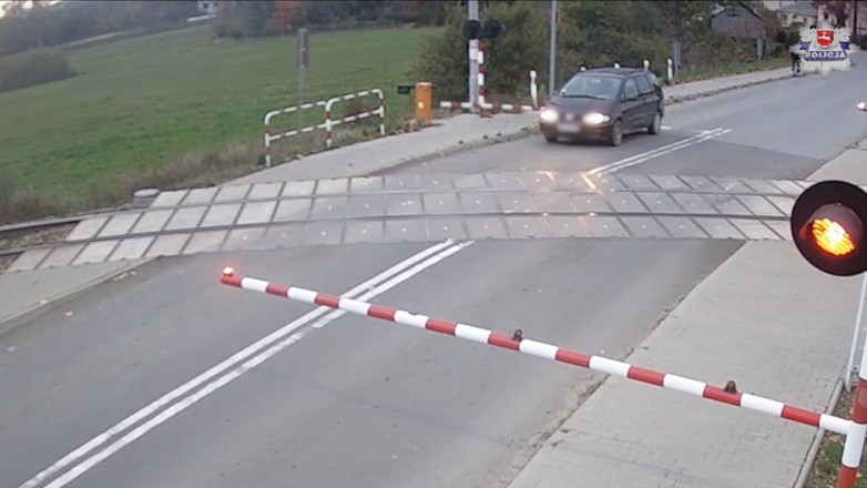 58-latek chcąc uniknąć zderzenia z pociągiem, wyłamał półzaporę