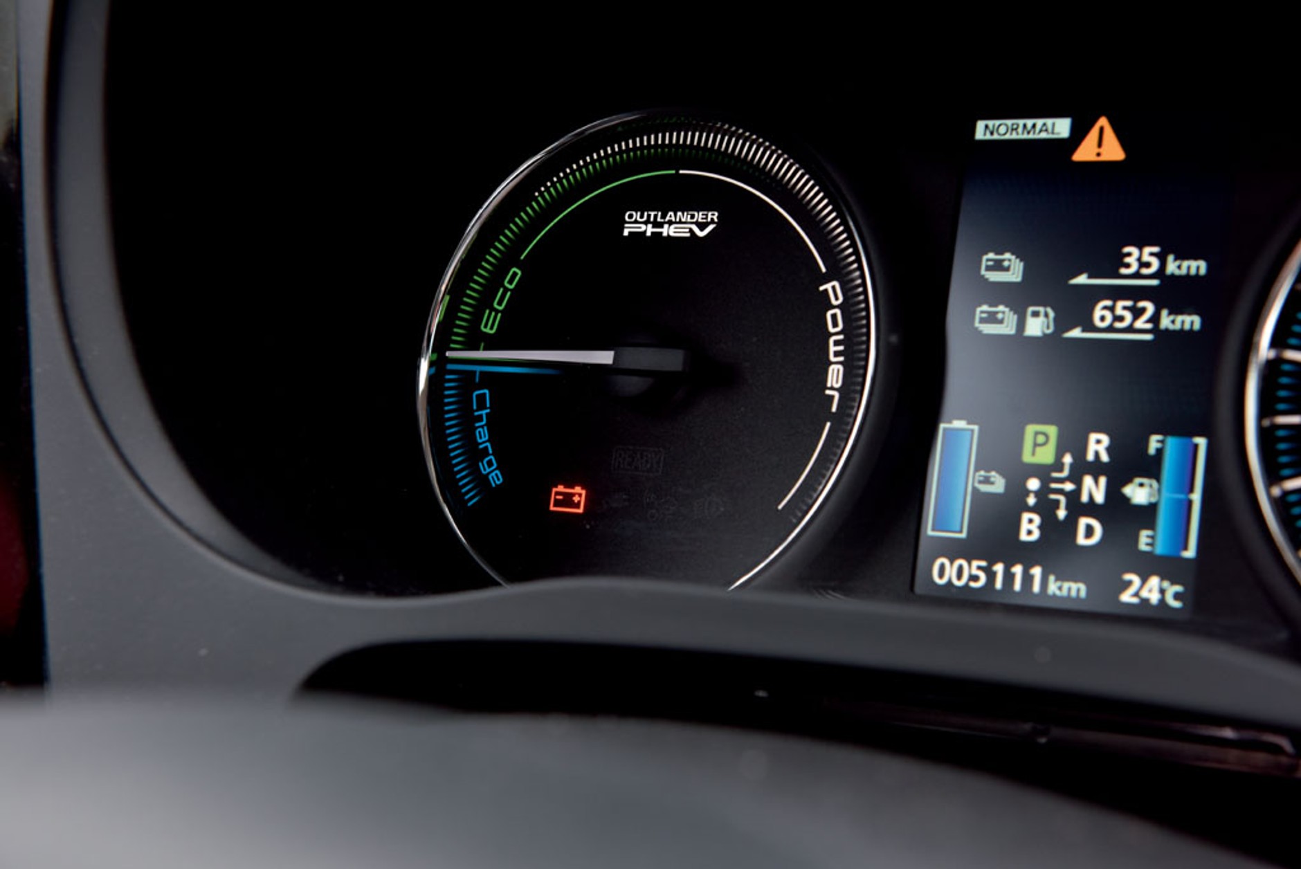 Mitsubishi Outlander PHEV potrafi oszczędzać