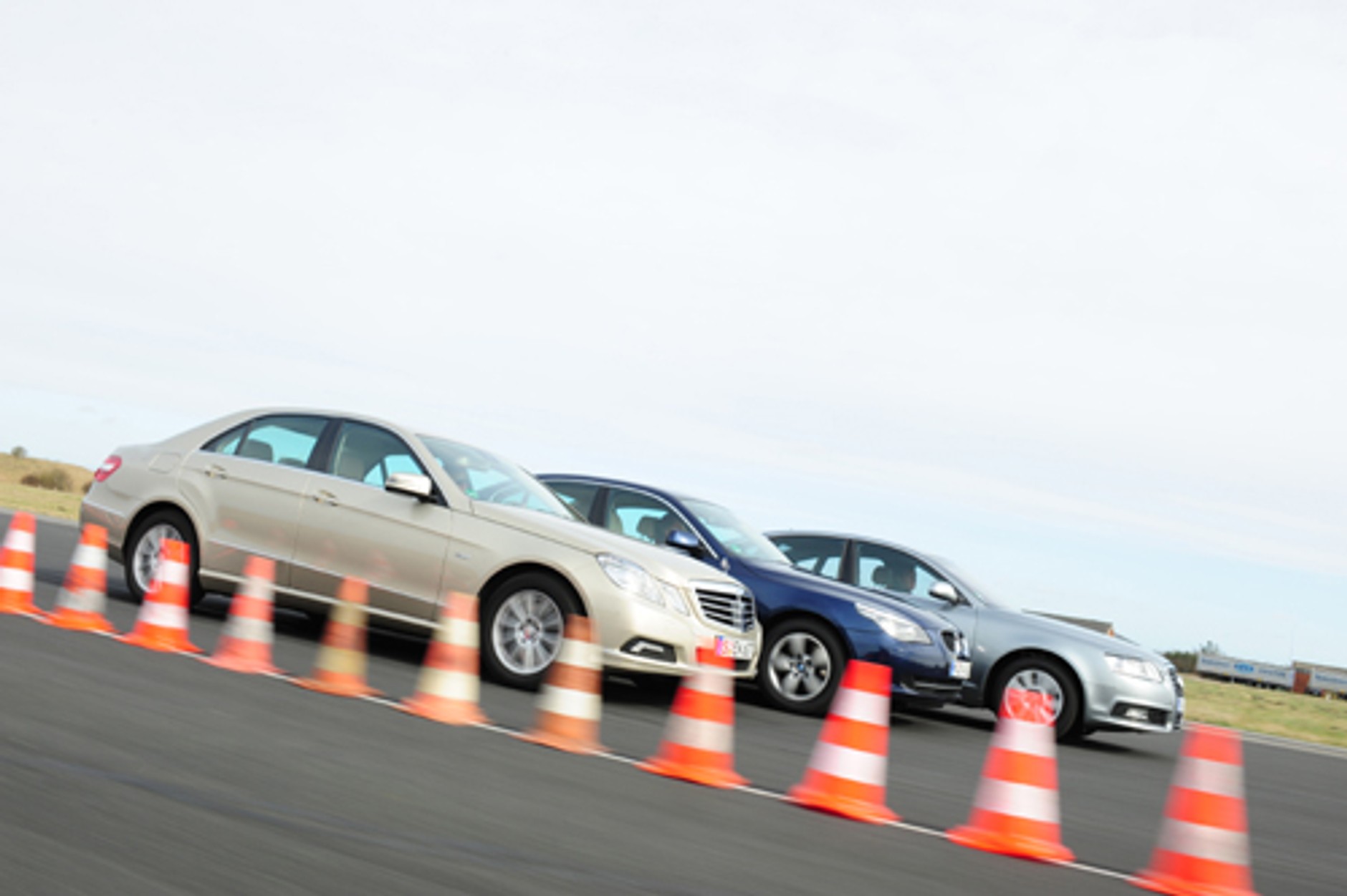 Nowy Mercedes Klasy E kontra Audi A6 i BMW Serii 5: Gwiazda kontra pierścienie i szachownica