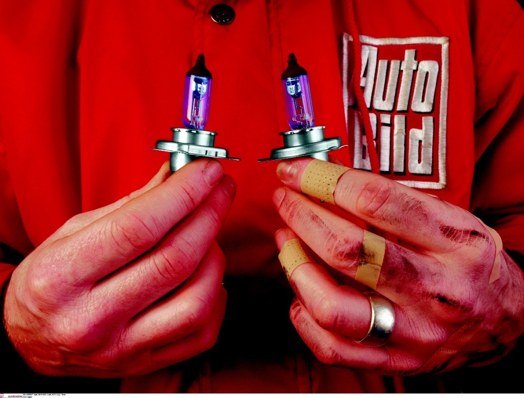 Regeneracja reflektorów - Dlaczego samochód słabo świeci i co można zrobić?