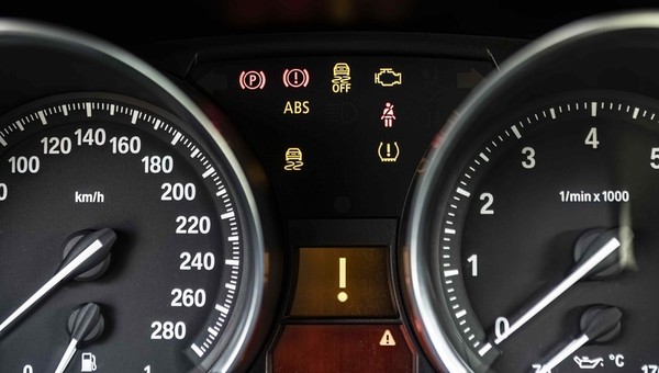 Co oznaczają kontrolki w twoim samochodzie? 15 pytań