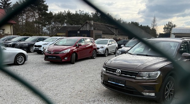 Uwaga na oszustów przy sprzedaży aut. Klienci zostają bez pieniędzy i samochodu