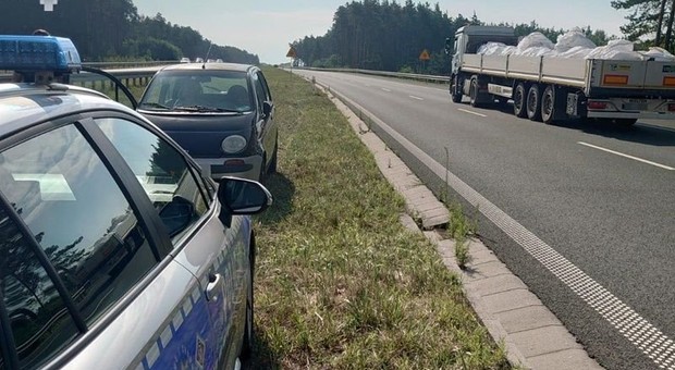 Senior siał postrach Matizem na trasie S3. Jadąc pod prąd, spowodował kolizję