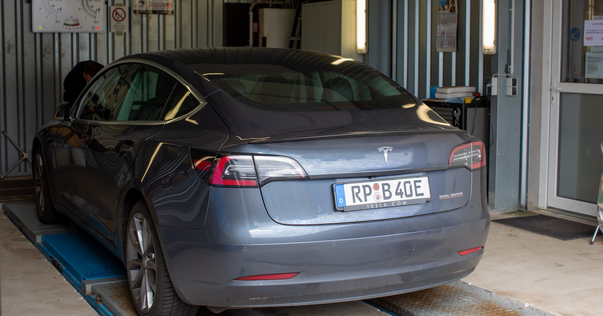 Wizyta Teslą na niemieckiej stacji diagnostycznej to stresujące doświadczenie – ryzyko wpadki jest duże.